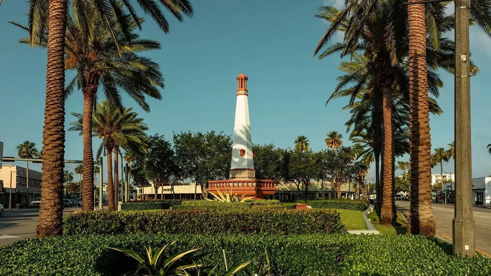 Normandy Fountain among palm trees in North Beach, Miami Beach; the photo shows the neighbourhood, not the Akoya building itself