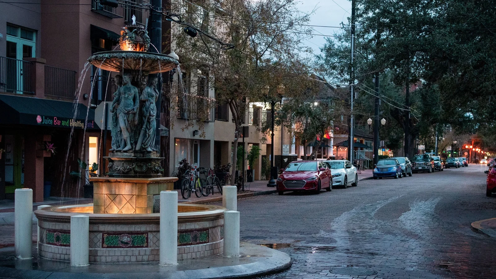 Fountain and street of restaurants and apartments in Thornton Park, downtown Orlando.