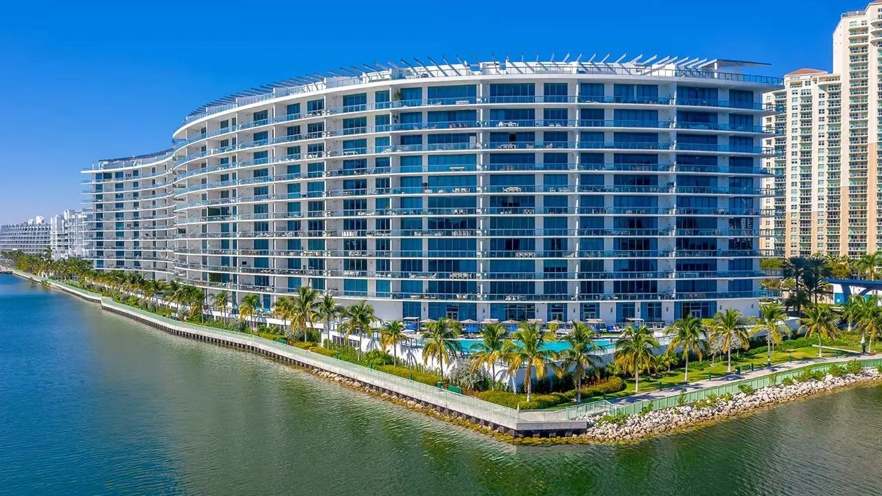 Curved facade of Echo Aventura on its waterfront point along the Intracoastal in Aventura