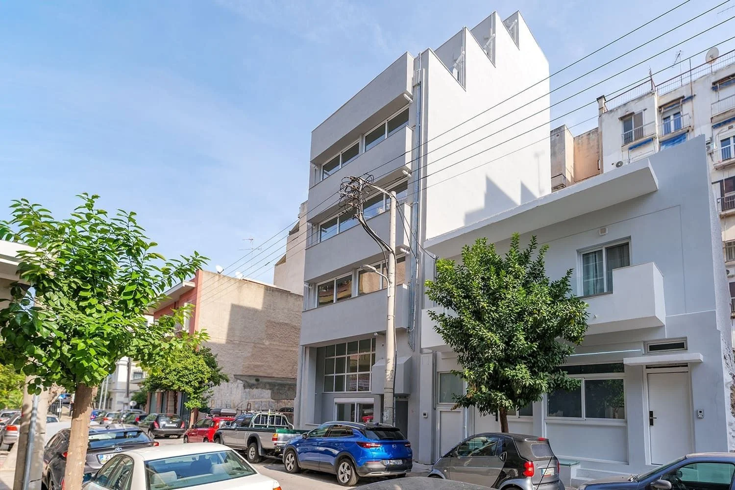 New-build apartment building on a Piraeus street by Solena