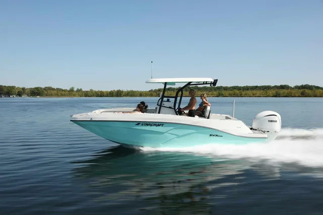 Starcraft centre console boat with a teal hull running on a lake