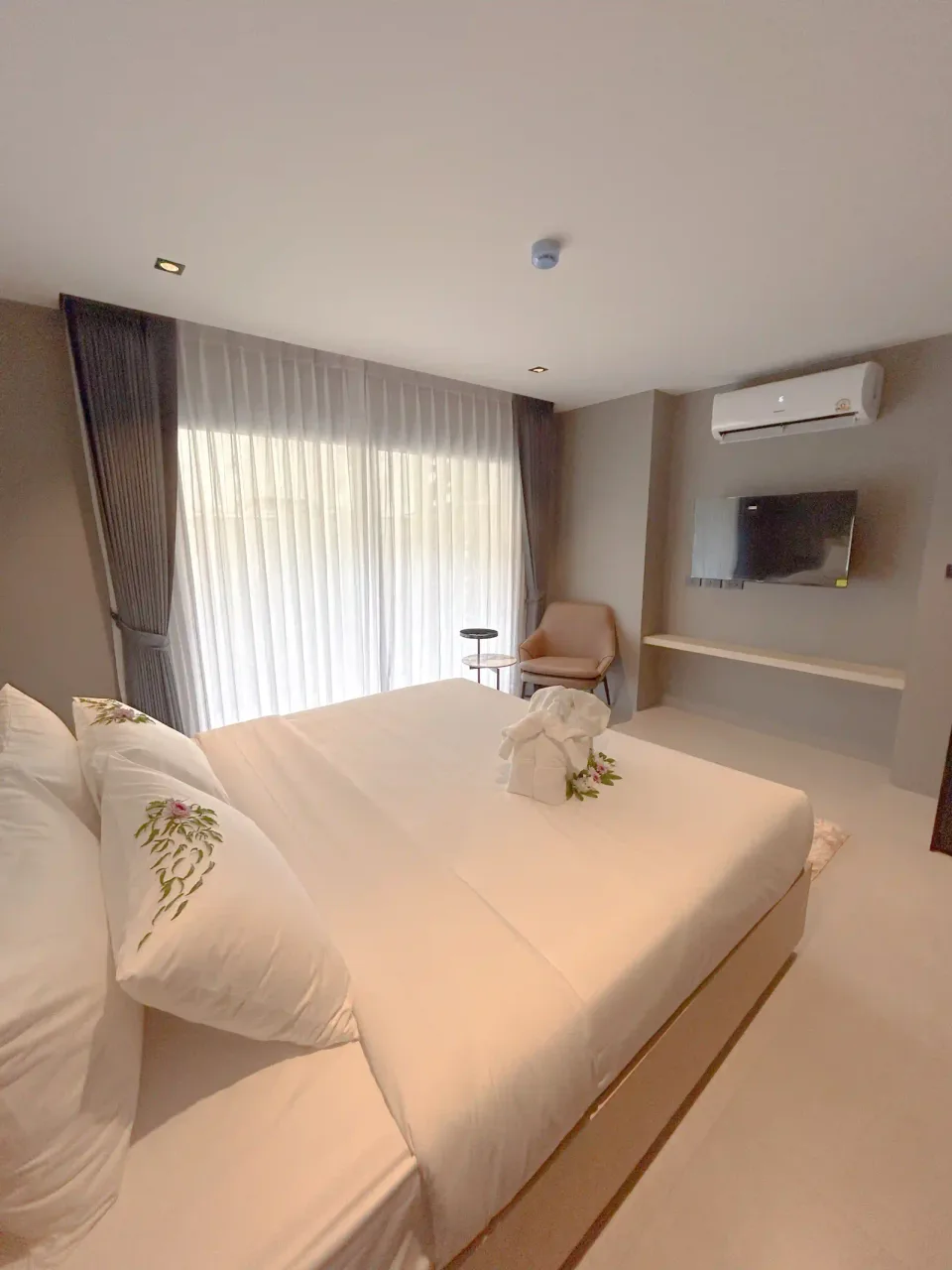 Utopia Mini interior, bedroom and finishing details