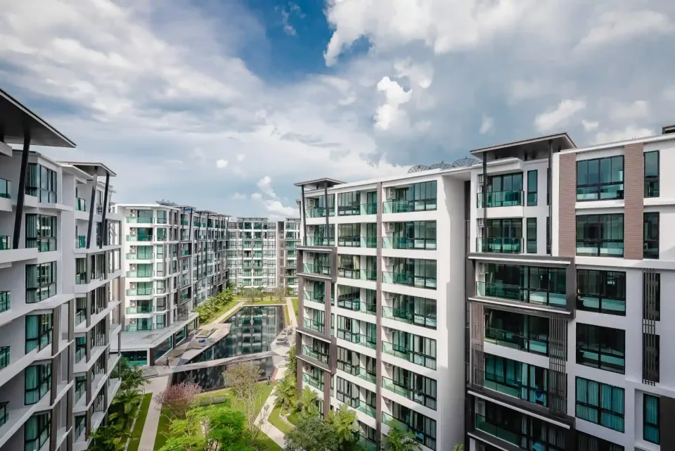Royal Lee Phuket building facade and surroundings