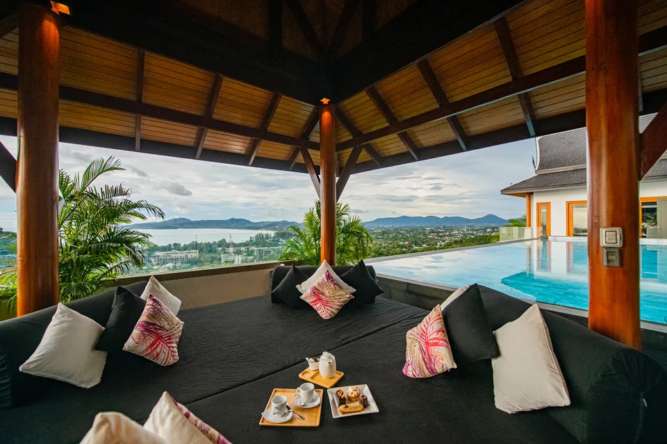 Baan Phu Prana, sala over the infinity pool with a view of the bay