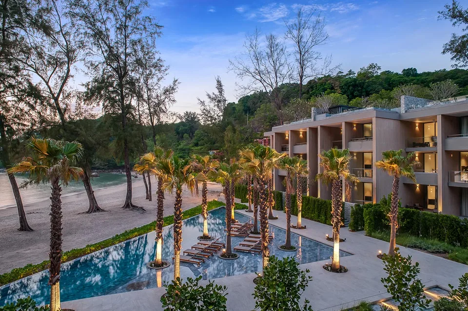Twinpalms Residences MontAzure, Kamala: pool, palms and a residence block by the beach