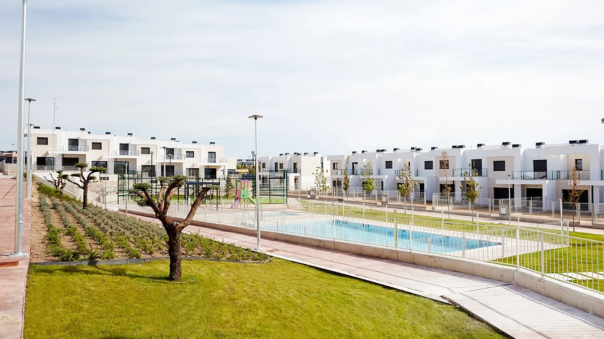 Boadilla Garden semi-detached chalets by Grupo Insur with communal pool, Boadilla del Monte, Madrid