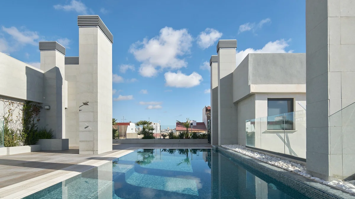 Rooftop swimming pool of General Marva 3 in Alicante