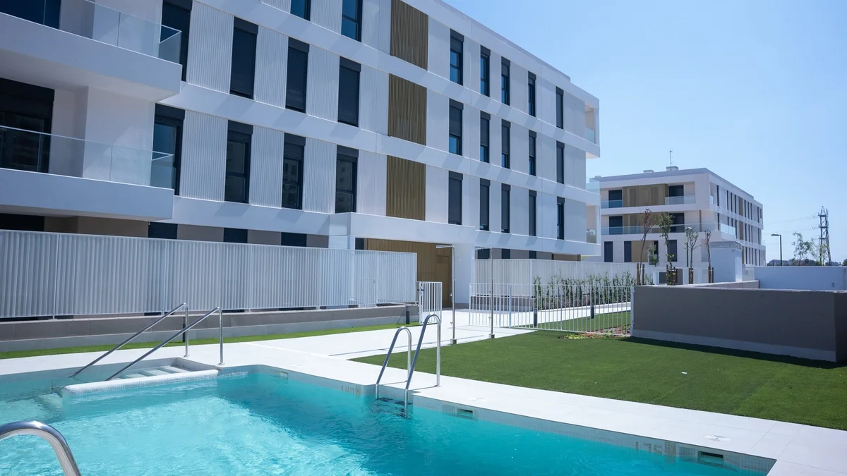 Communal swimming pool and white facade at Insur Bermes II, Los Bermejales, Seville