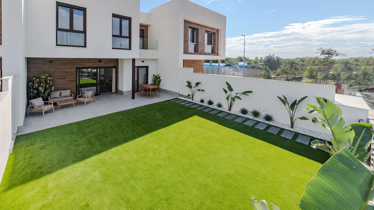 Private garden and terrace of an Insur Creta III villa in Entrenucleos, Dos Hermanas, Seville