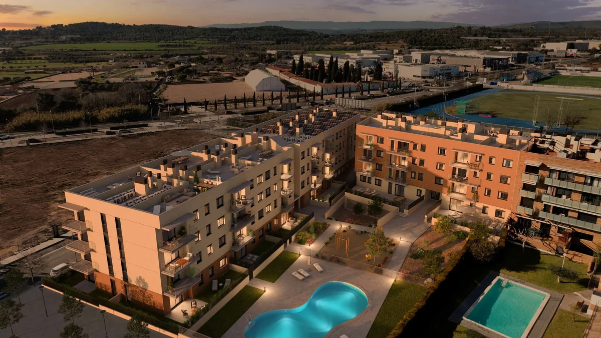 Nou Torredembarra by Metrovacesa: aerial view of the residential blocks and communal pools at dusk